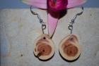 Ohrringe aus dem Holz der Eibe in kleinen Scheiben; Haken versilbert, nickelfrei (OSE10)