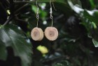 Ohrringe aus dem Holz der Eibe in schrägen Scheiben; Haken versilbert, nickelfrei (OSE7)