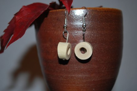 Ohrringe aus dem Holz des Holunders in kleinen Scheiben; Haken versilbert, nickelfrei (ORH1)