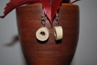 Ohrringe aus dem Holz des Holunders in kleinen Scheiben; Haken versilbert, nickelfrei (ORH2)