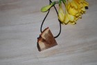 Kette mit einem Stück des Holzes vom Pflaumenbaum am Lederband (KBP5)